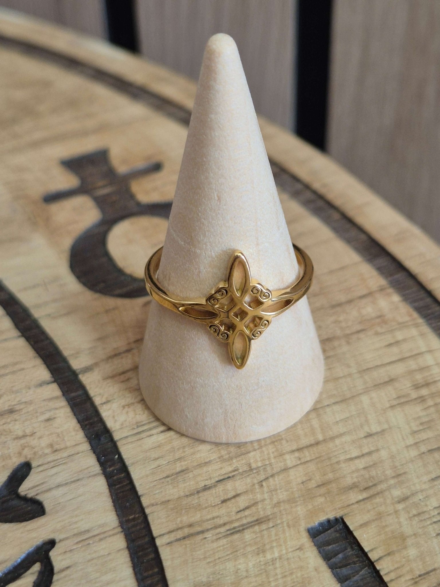 Anillo nudo bruja dorado ajustable PendientesaceroTienda esotérica Málaga - La Tienda de Tata Magic: tienda Esotérica en Málaga